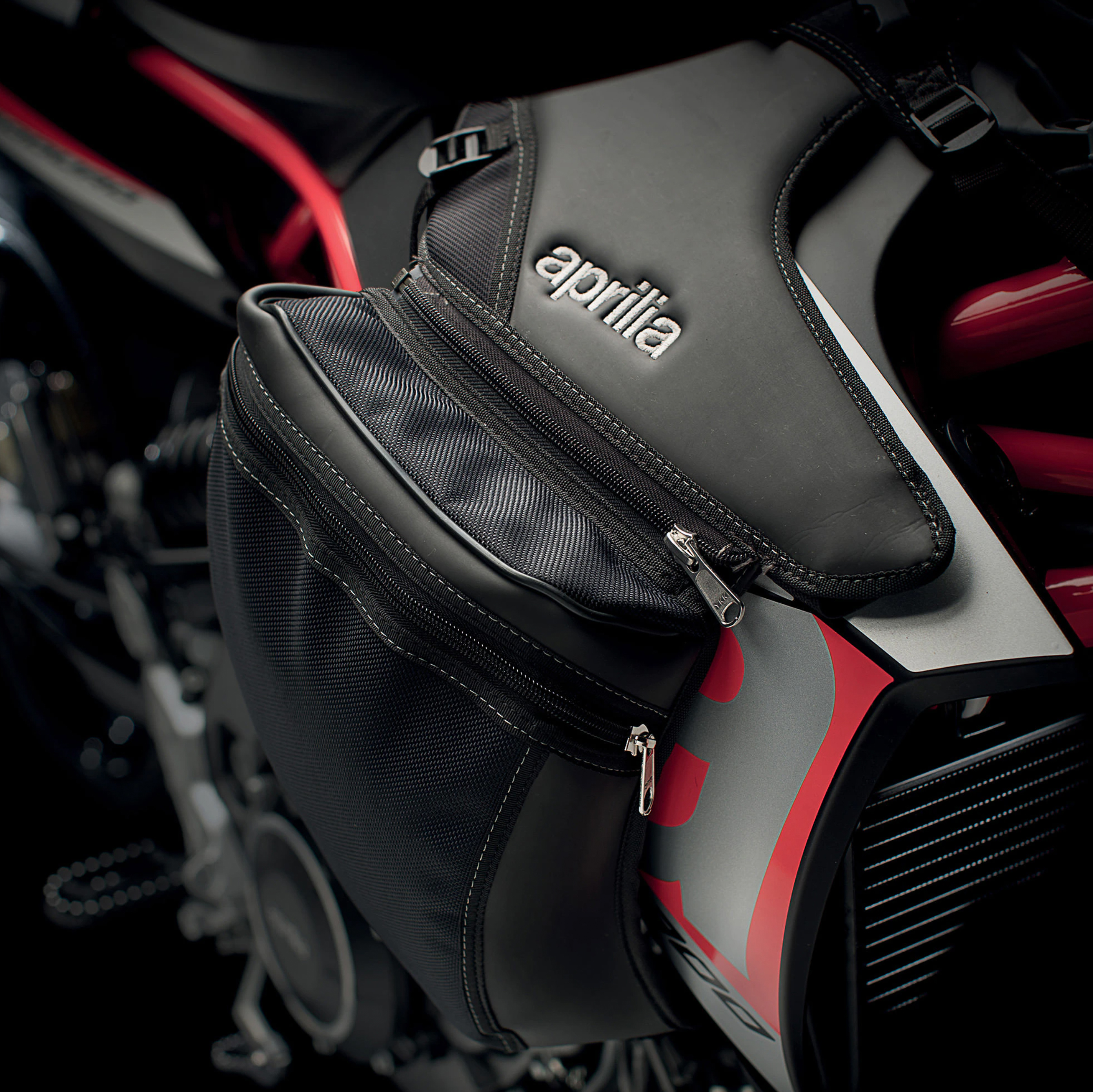 Original Seitentaschen für Tankabdeckung Aprilia Dorsoduro 750 / 900 / 1200